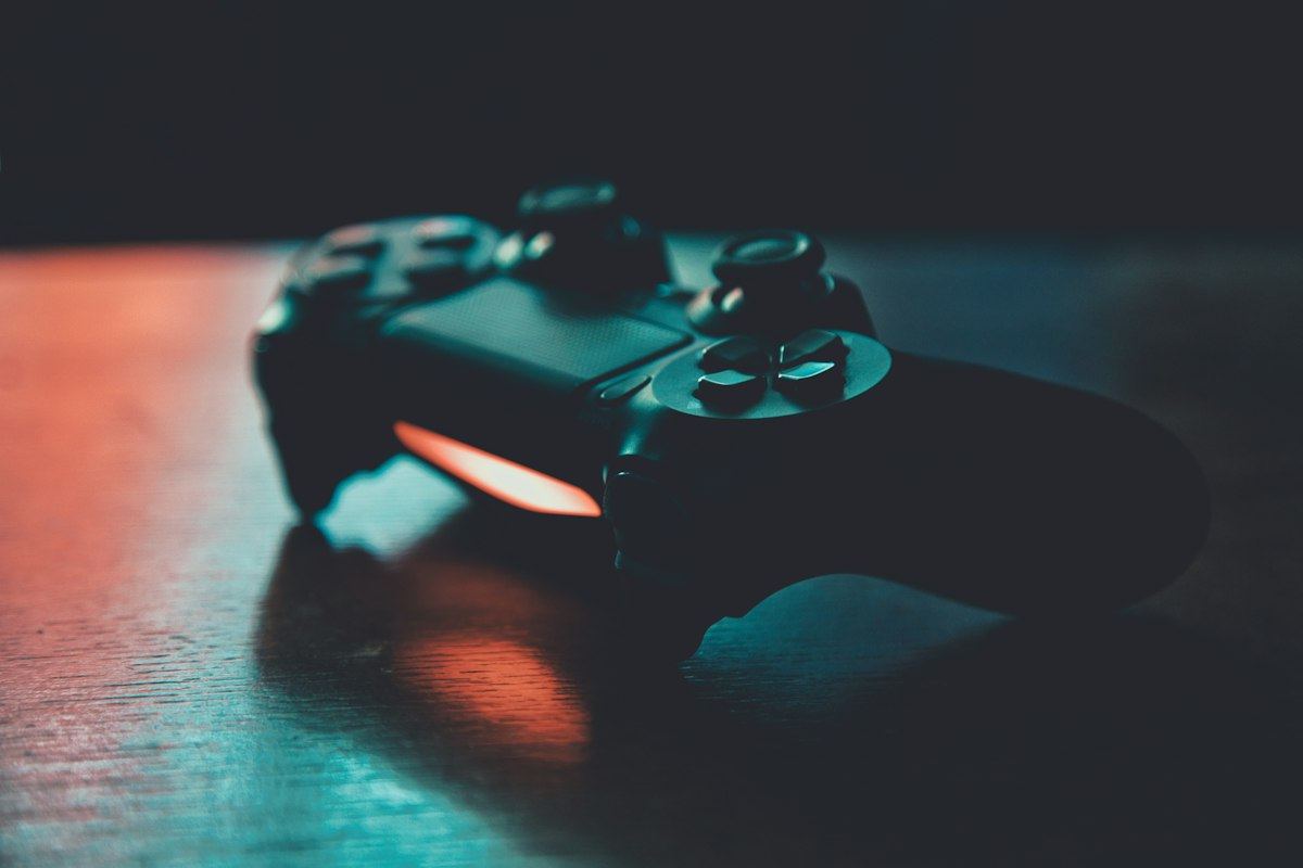 Editor-in-chief workspace with gamepad